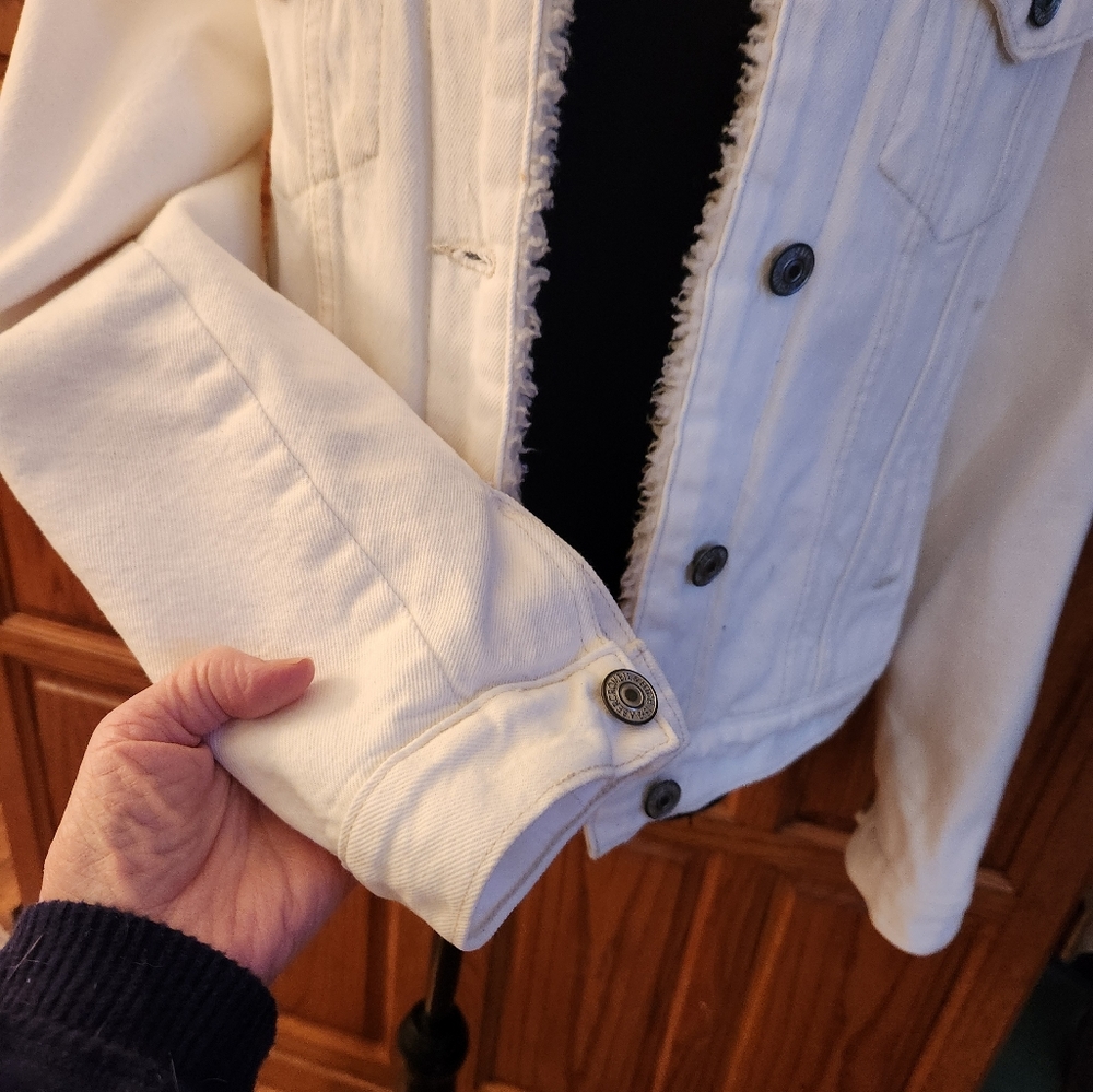 Abercrombie & Fitch white denim jacket with sherpa lining,,, NWOT - Picture 3 of 6